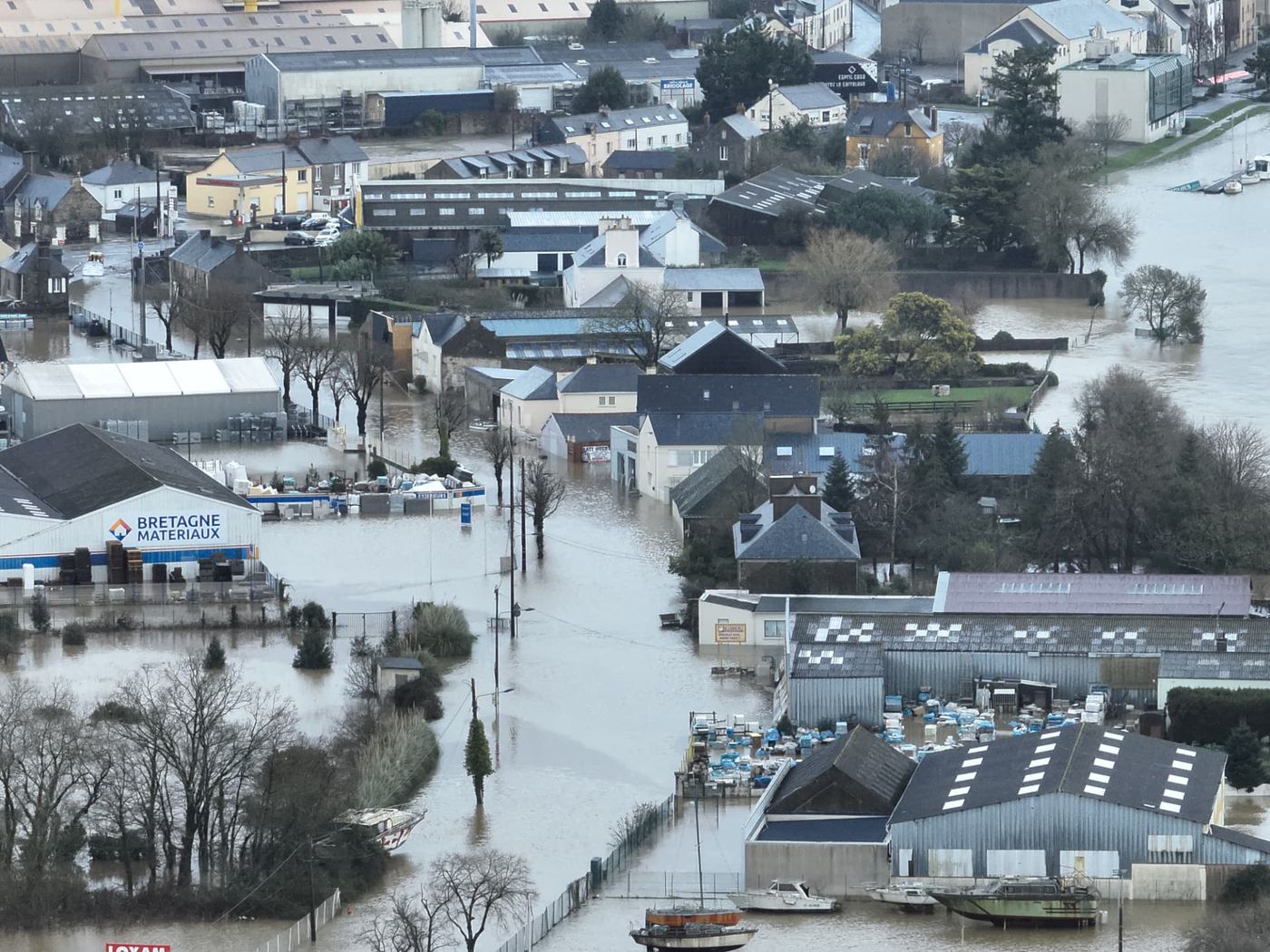 Vue aérienne par drone de rues, parkings et cours d'entreprises entièrement submergés par la crue dans le secteur de Redon en Ille-et-Vilaine