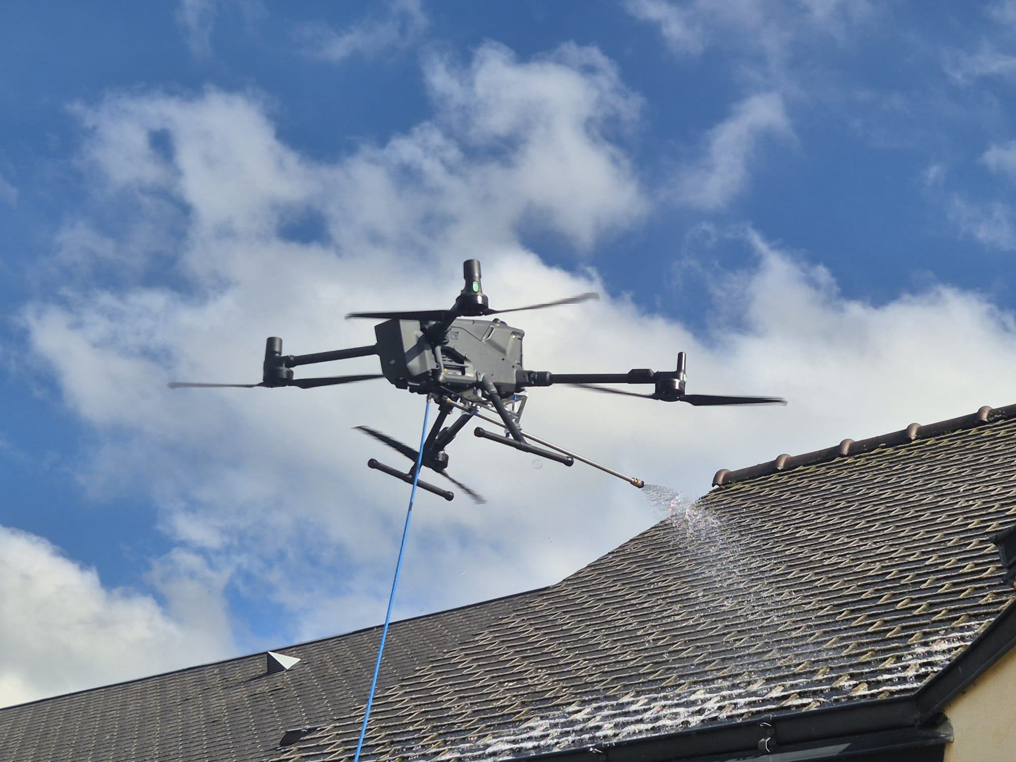 DJI Matrice 400 C5 pulvérisant un traitement curatif à action lente sur une toiture en ardoise fibro-amiantée à Redon (35)