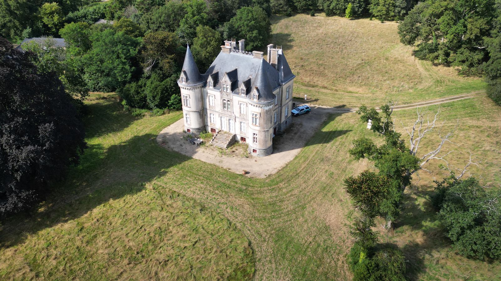 Mettez en valeur vos biens avec ALR Drones : prises de vues aériennes, photos et vidéos pour la promotion immobilière en Morb