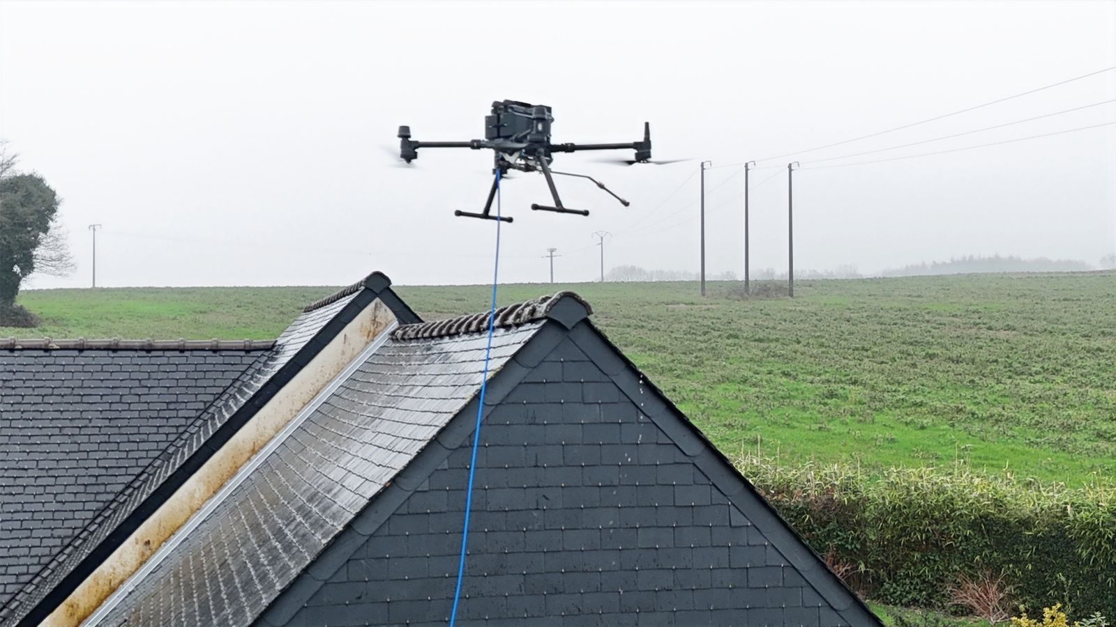 Drone professionnel en vol pour une inspection technique