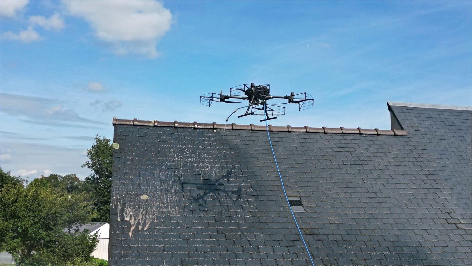 Nettoyage de toiture par drone