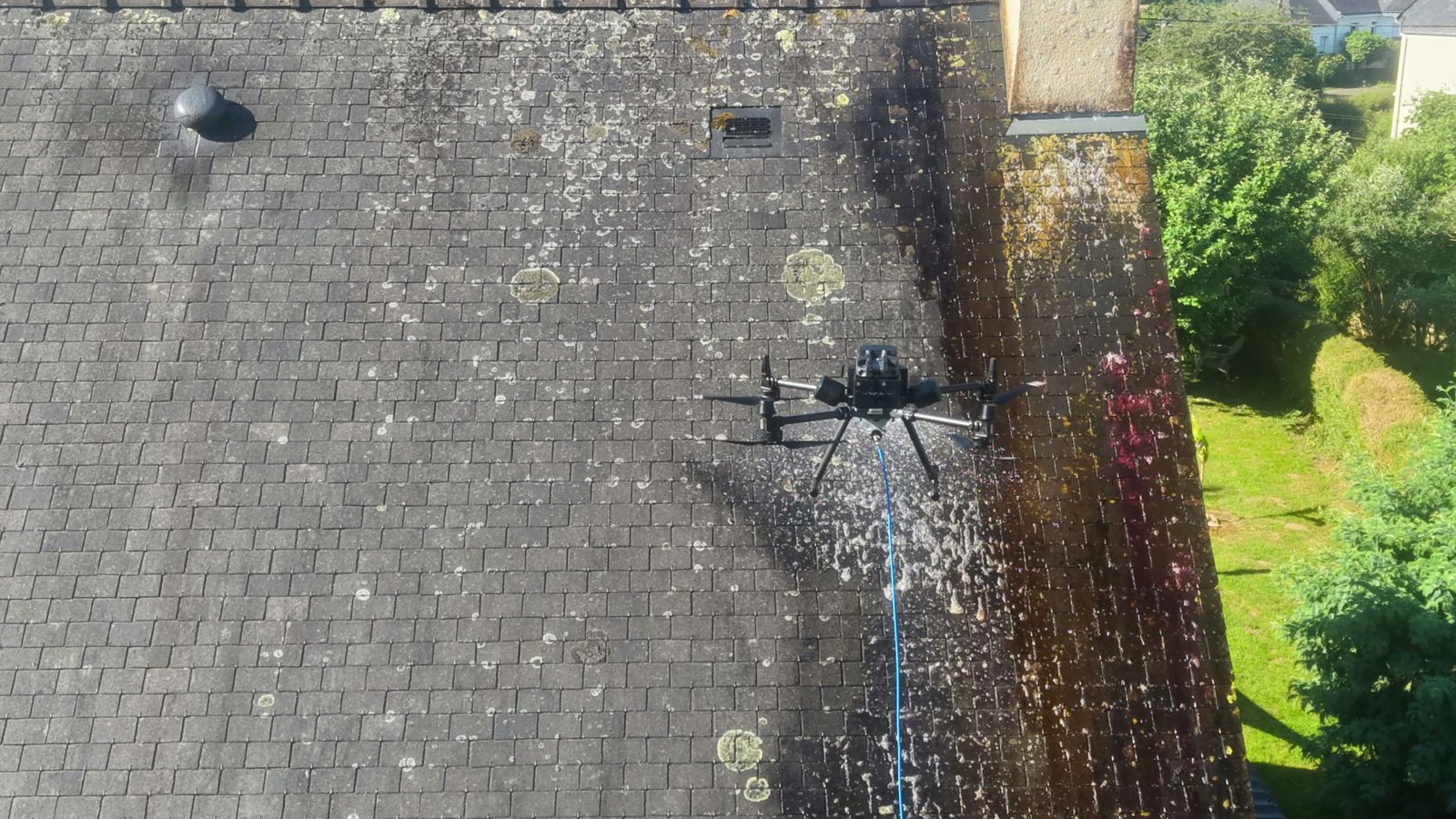 Nettoyage haute pression par drone d'une terrasse et d'un dallage