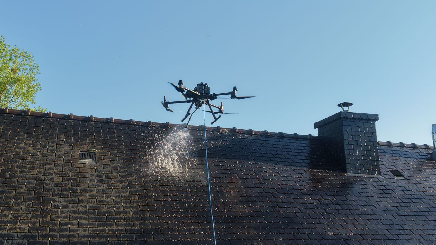 Nettoyage toiture sécurisé : évitez les risques de chute grâce au drone