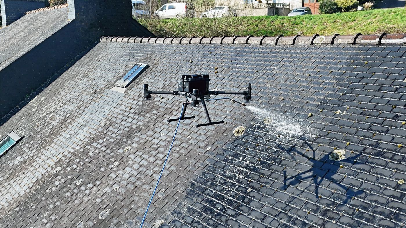 Démoussage par Drone : Pourquoi Choisir un Traitement à Action Lente ?