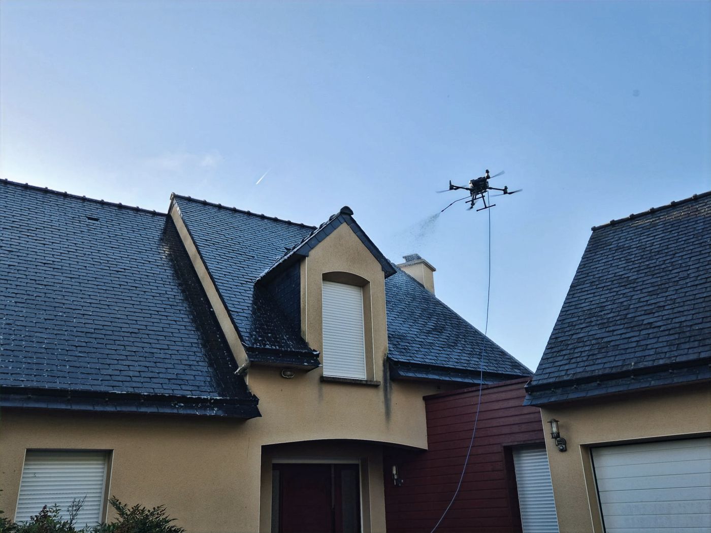 Démoussage de toiture : drone ou échafaudage