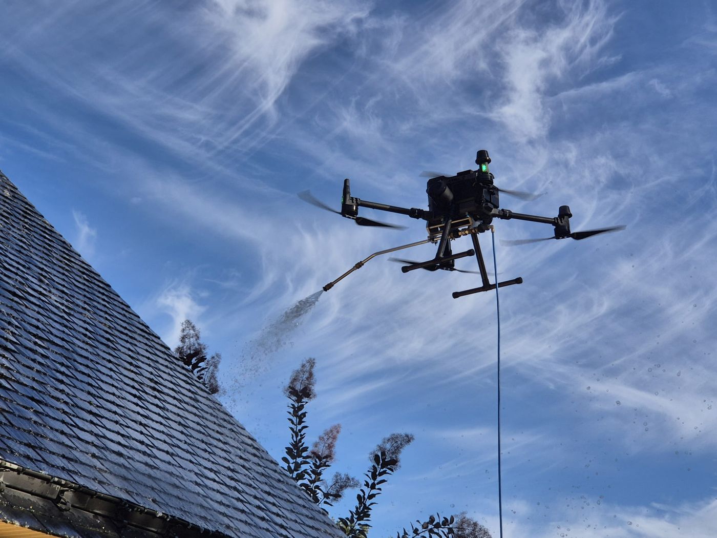 Inspection et démoussage de toiture par drone : une solution efficace pour l’entretien de votre bâtiment