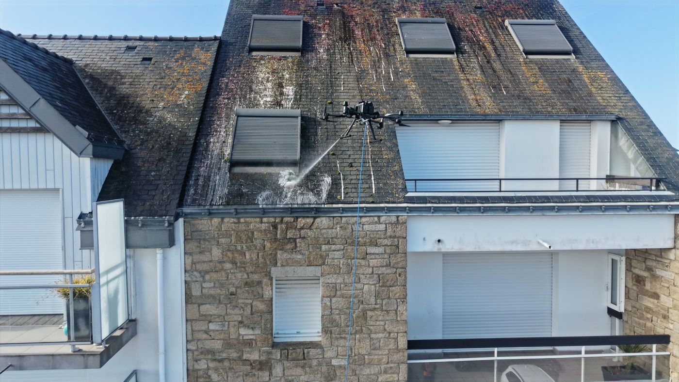 Démoussage de toiture en Bretagne : tous les combien faut-il intervenir ?