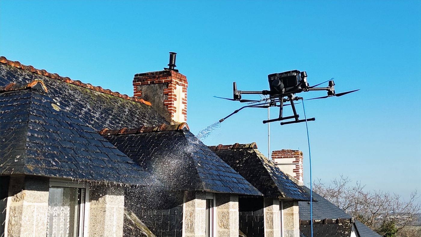 Démoussage et nettoyage de toitures par drone : la solution pour particuliers, syndics, collectivités et professionnels