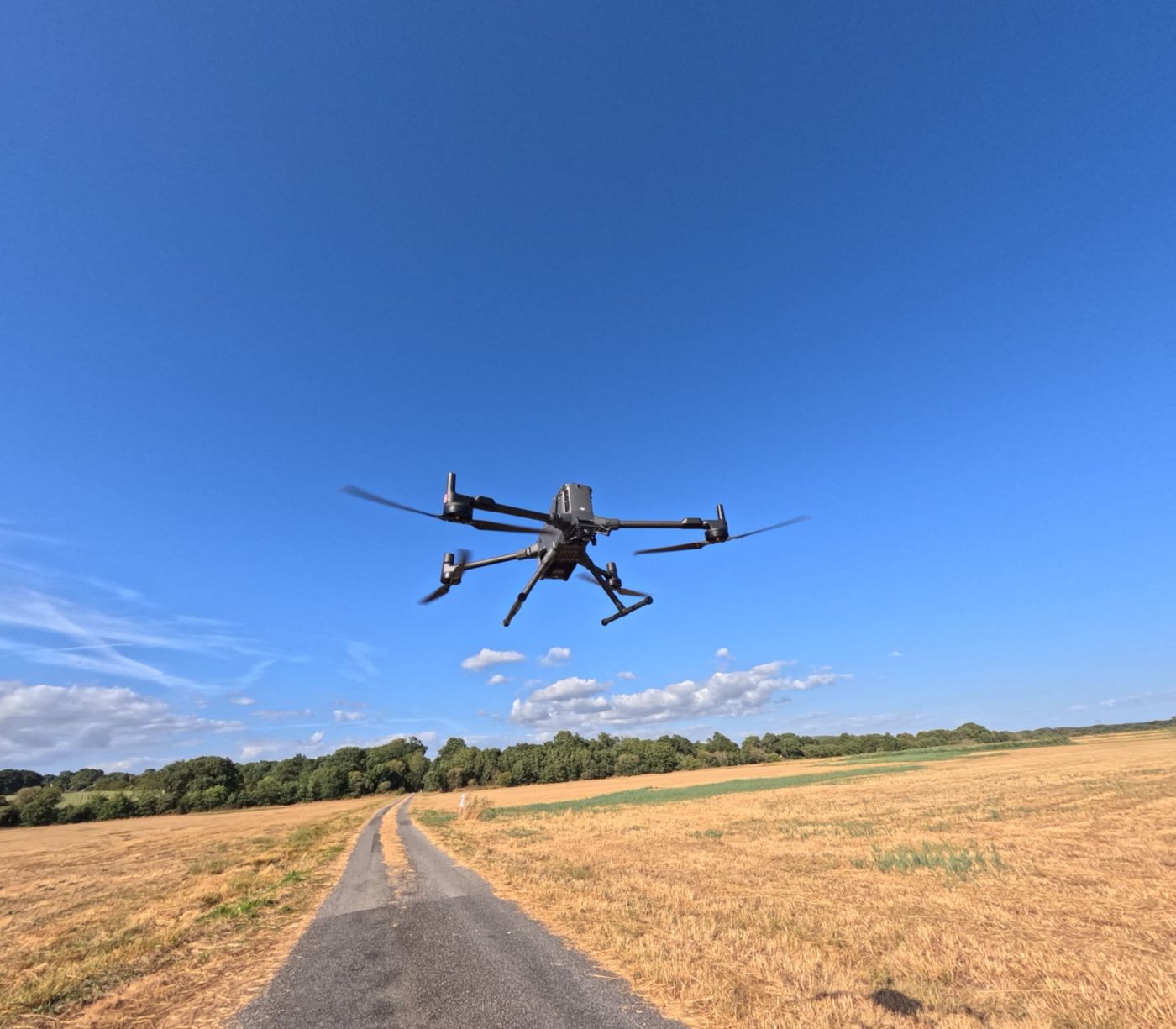 Démoussage de toiture par drone : ALR Drones s’équipe du nouveau DJI Matrice 400