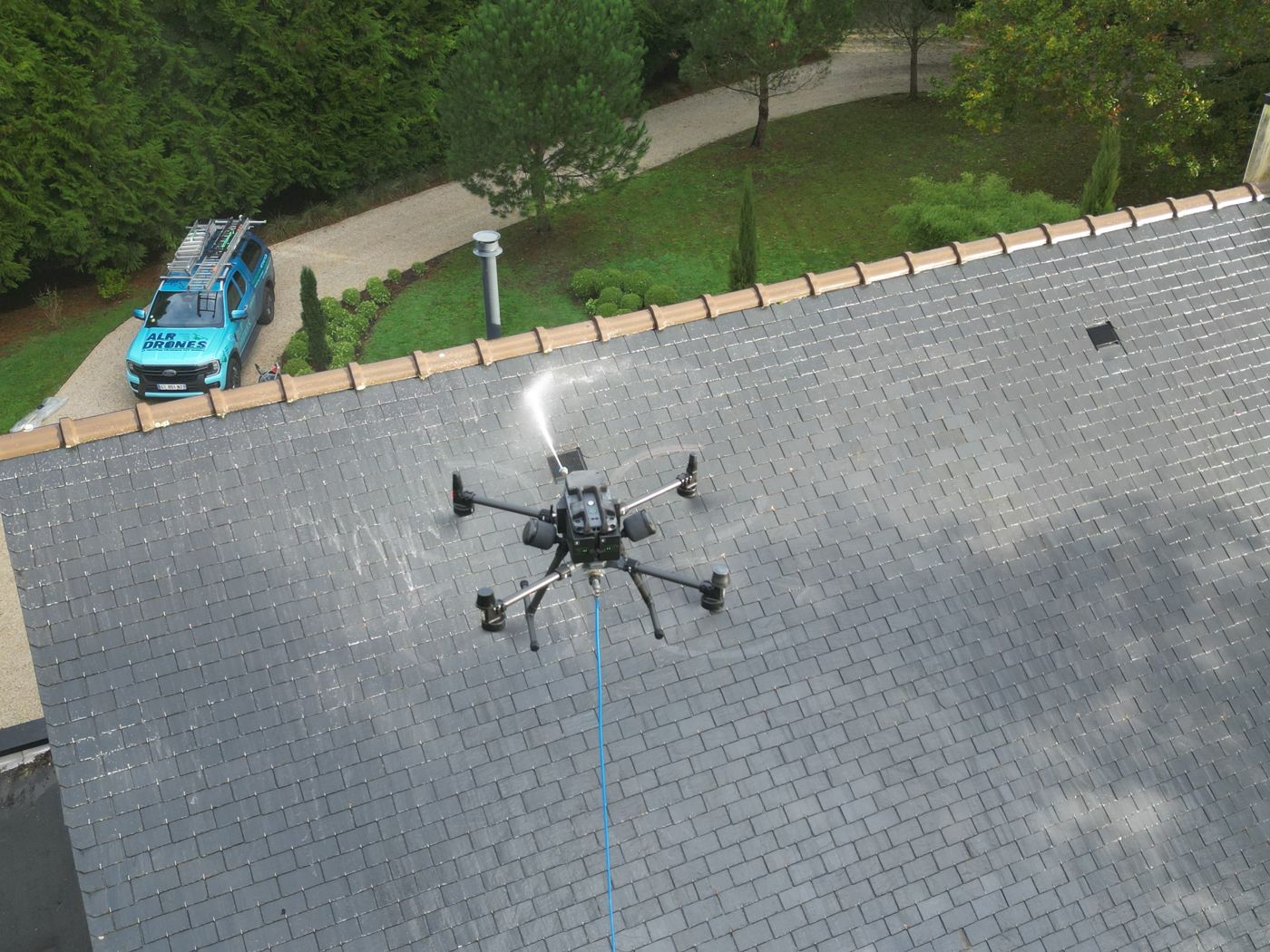 đ© Nettoyage et dĂ©moussage de toiture Ă Pont-Aven (29) par drone â ALR Drones