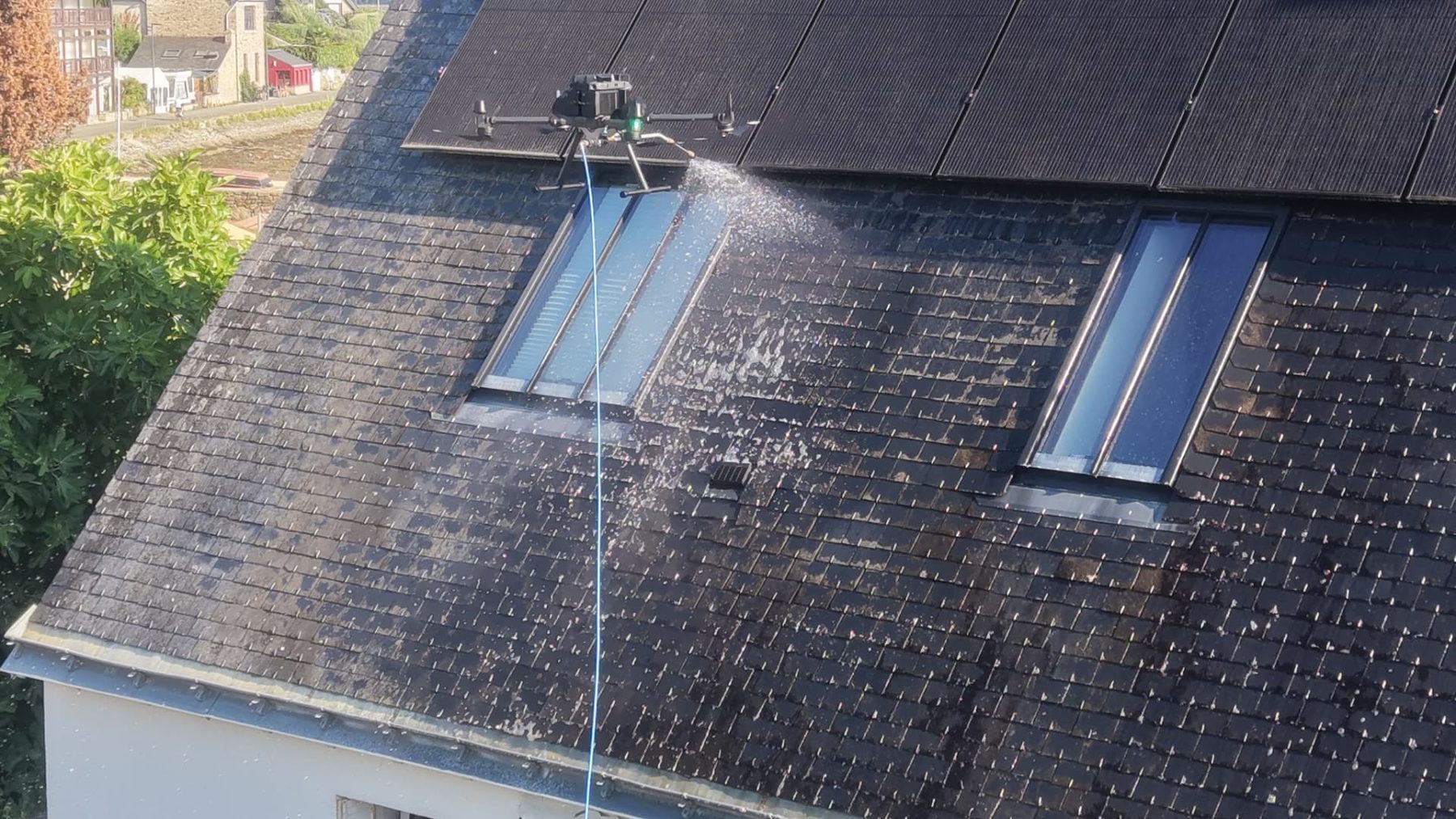Traitement de toiture par drone au-dessus d'ardoises et de panneaux solaires à l'Île-aux-Moines (56)