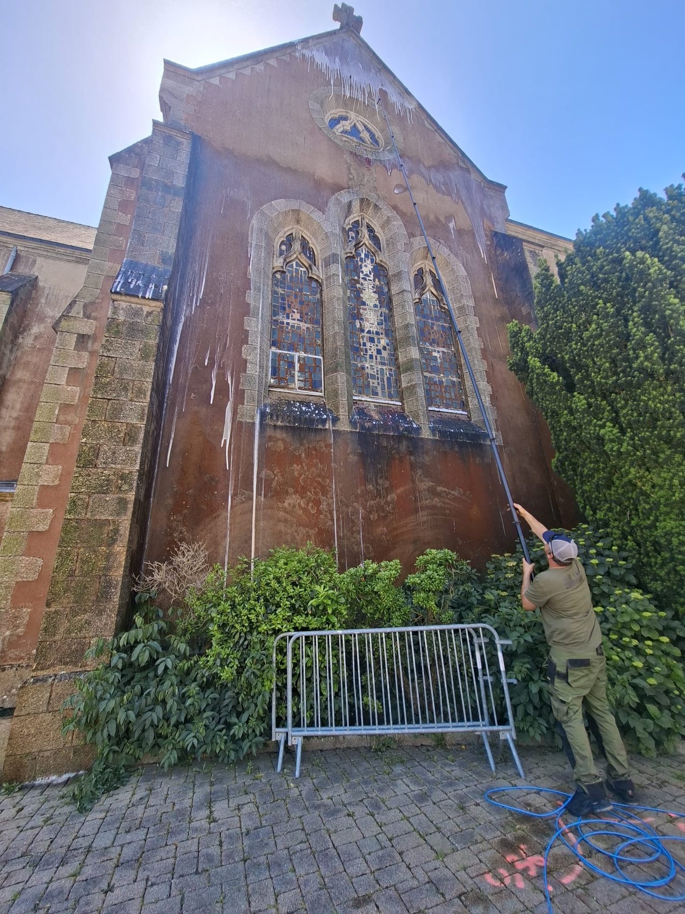 Nettoyage de la façade de l'église de Saint-Jacut-les-Pins (56) par pulvérisation en hauteur