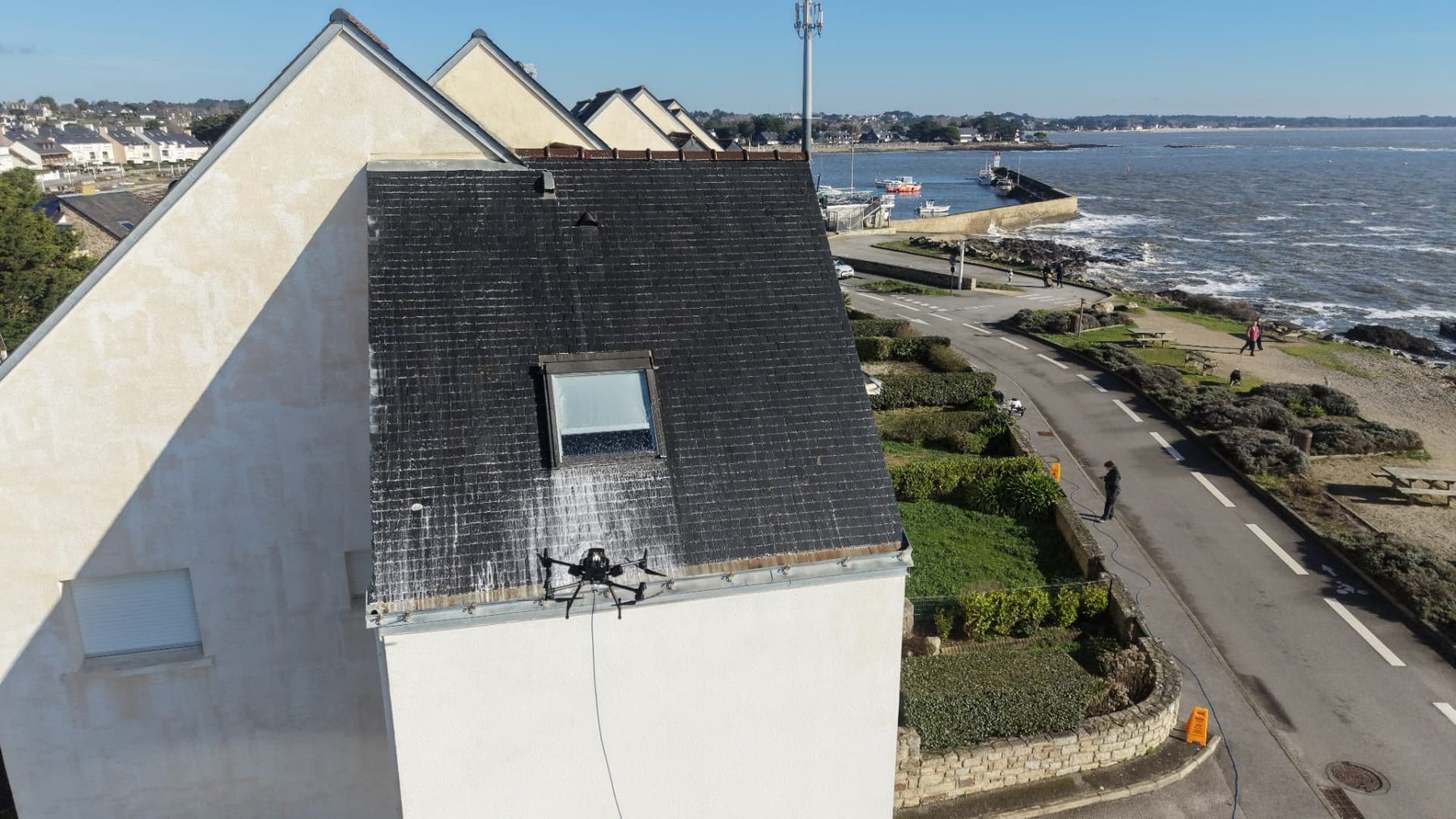 Application d'un traitement de toiture par drone sur une maison en bord de mer à Sarzeau (56)