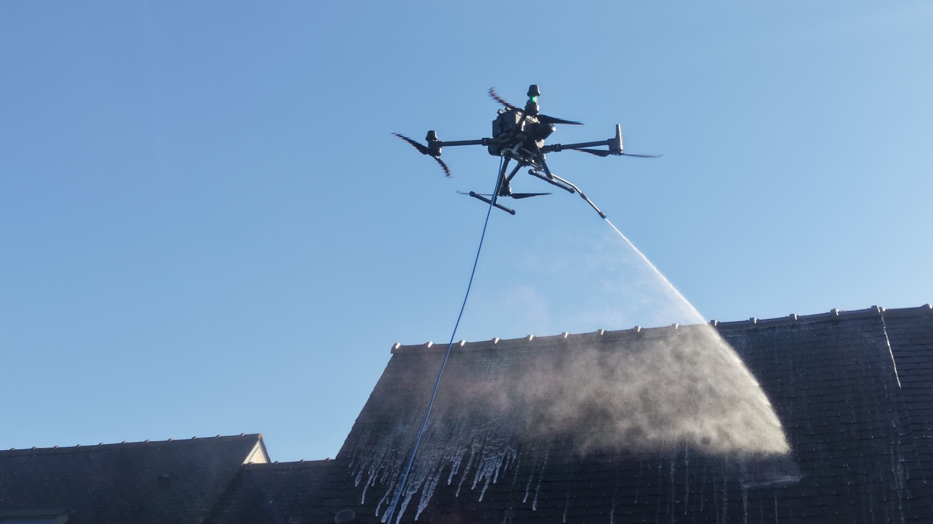 Drone pulvérisant un traitement de toiture en action lente à Sarzeau (56)