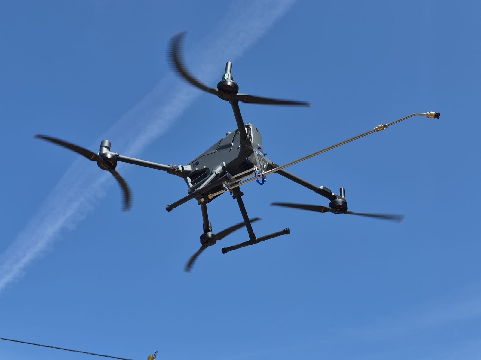 Drone quadrirotor professionnel équipé d'une cuve de pulvérisation
