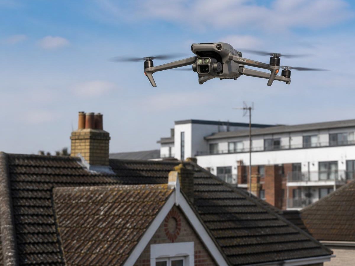 Drone d'inspection en vol au-dessus de toitures