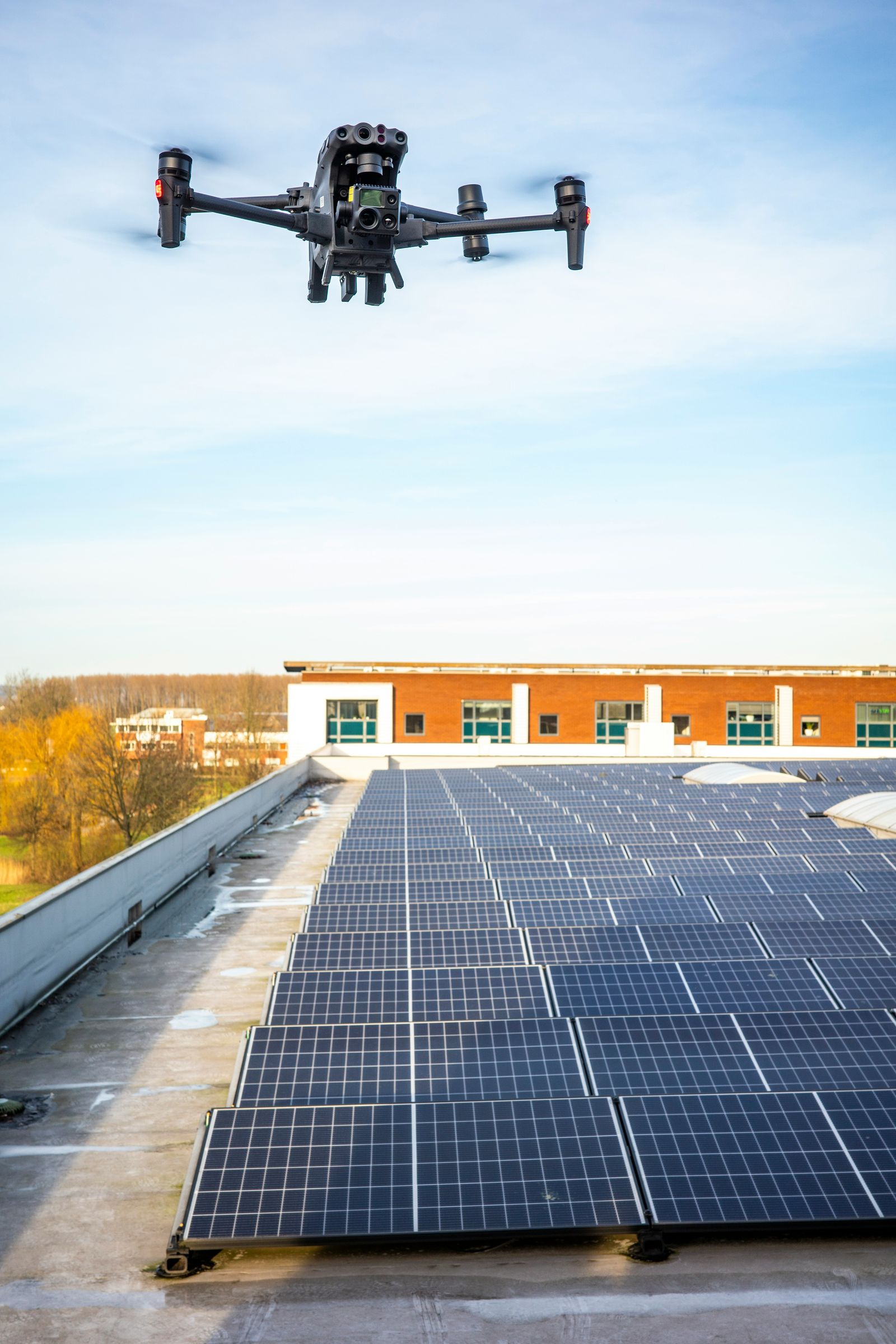 Panneaux solaires en toiture nettoyés par drone