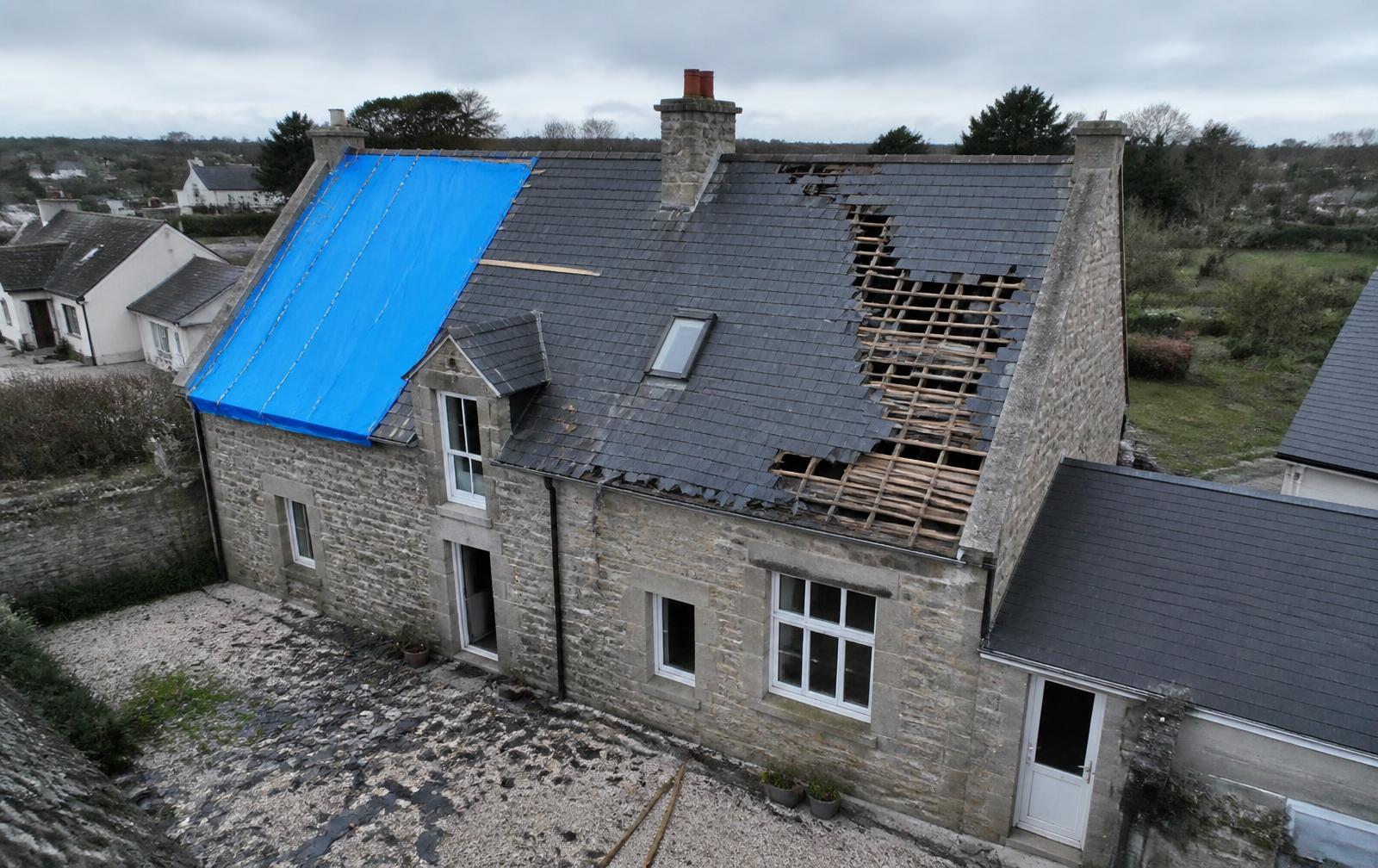 Toiture endommagée après une tempête constatée par drone